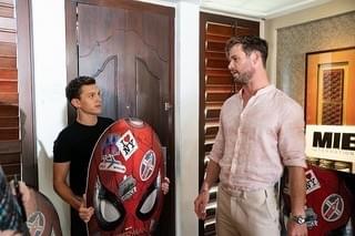 トム・ホランド、クリス・ヘムズワースの発言に動揺？ 対談映像公開！