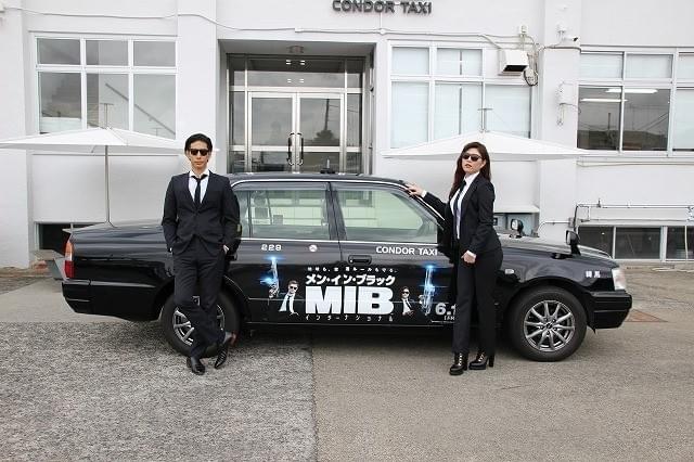 黒スーツにサングラスを着用した「エージェントドライバー」