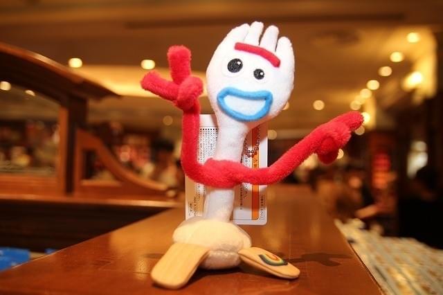 グッズのイチオシは、体や手を動かせるフォーキーのぬいぐるみ