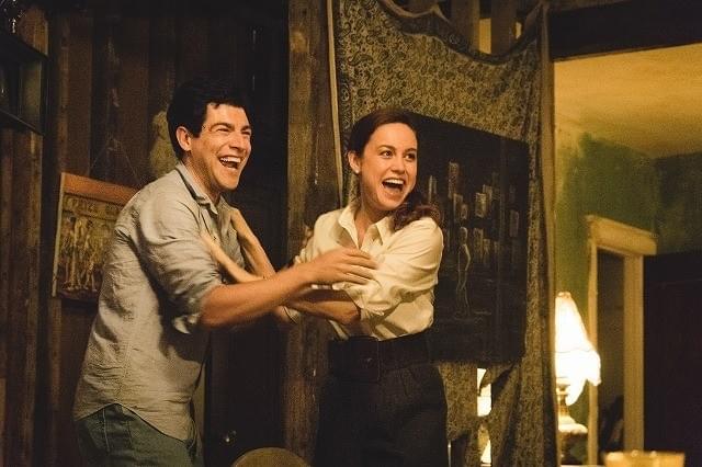 B・ラーソンが、W・ハレルソンの腕相撲勝負に豹変！ 「ガラスの城の約束」本編映像入手