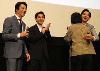 堤真一、“教え子”柳楽優弥のおねだりでハグも「なんやねん、これ」