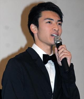 堤真一、“教え子”柳楽優弥のおねだりでハグも「なんやねん、これ」