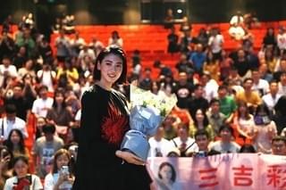 三吉彩花、上海国際映画祭に登場！バースデーサプライズに“ダンス”でお返し