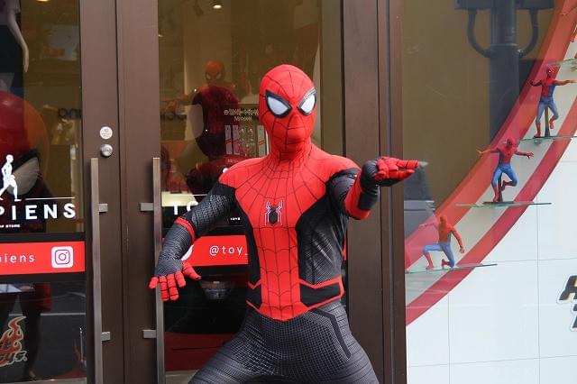 「スパイダーマン」ストアが原宿にオープン！ 世界で1つのミステリオ衣装を世界最速展示