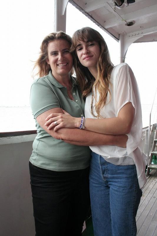 リサ・アズエロス監督（左）とタイス・アレサンドラン