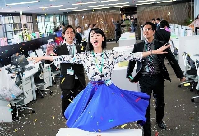 シュレッダーの紙吹雪の中、デスクに 飛び乗り華麗にダンス！