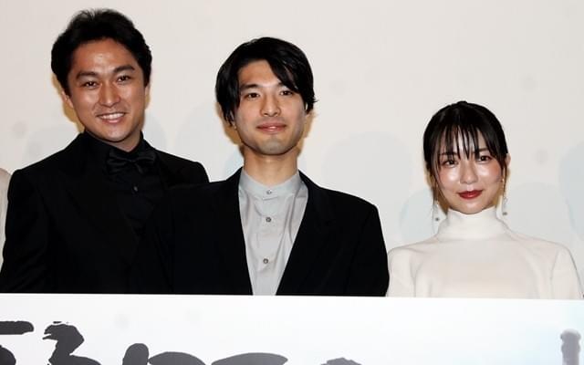 初日挨拶に感慨深げな（左から）渡辺大、 井手麻渡、小島梨里杏