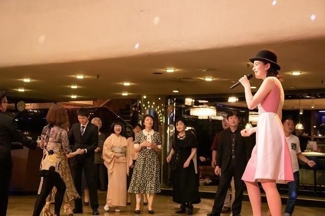 ノリノリで歌うのは名曲「恋の季節」