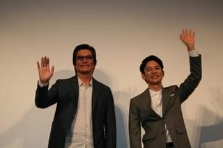 妻夫木聡「お兄ちゃんのよう」、豊川悦司「ブッキーが大好き」と相思相愛で固い握手