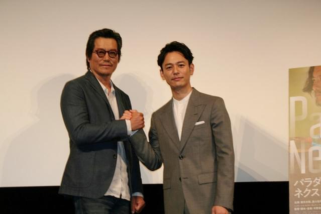 固い握手を交わした妻夫木聡と豊川悦司