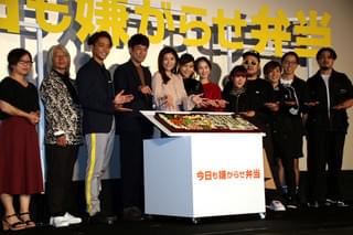 篠原涼子、「今日も嫌がらせ弁当」原作者の巨大キャラ弁に大喜び