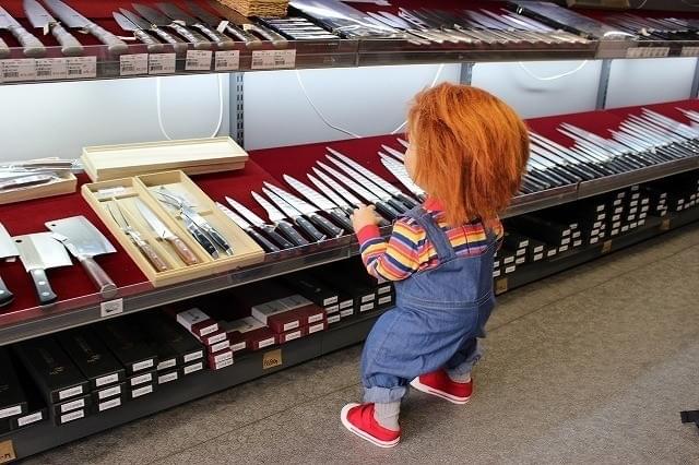 金物屋で品定め中