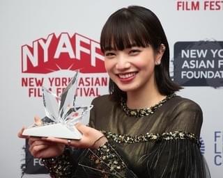 小松菜奈、初めてのNYで“ライジング・スター賞”！「どんどん海外作品に挑戦したい」