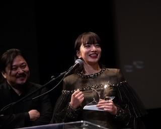 小松菜奈、初めてのNYで“ライジング・スター賞”！「どんどん海外作品に挑戦したい」