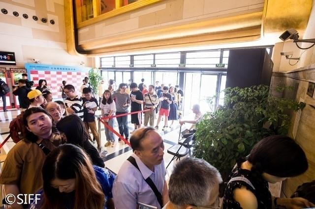 チケットを求めて長蛇の列！