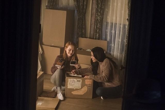 母の遺品から見つかったのは、 呪いのポラロイドカメラ