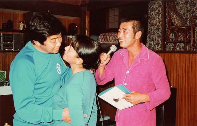 山中湖の別荘で開催されたカラオケ大会の模様