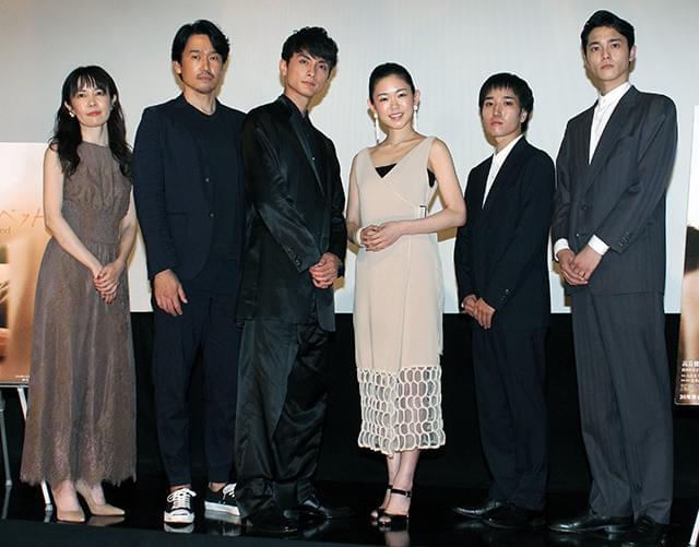 舞台挨拶に立った高良健吾ら