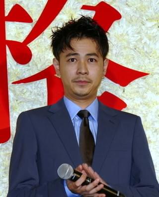 “自堕落なモテ男”太宰治を演じた小栗旬、「嫌いにならないで」と懇願