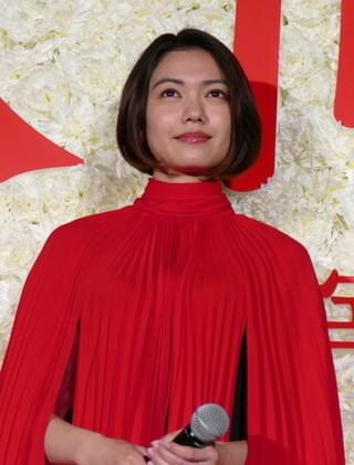 “自堕落なモテ男”太宰治を演じた小栗旬、「嫌いにならないで」と懇願