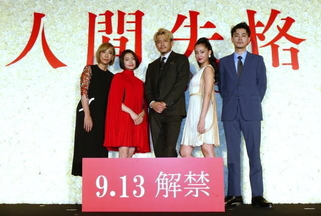 「人間失格」の誕生秘話を、女性3人の目線から描く