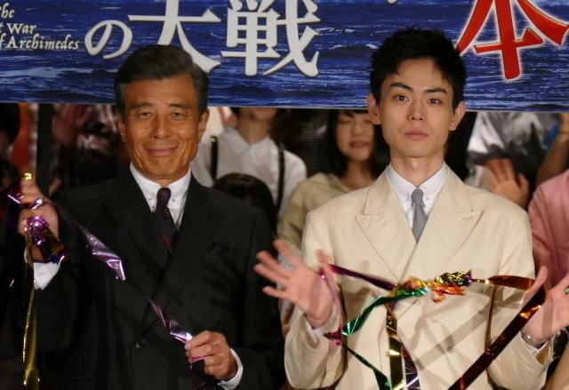 主人公の数学者を演じる菅田将暉(右)と山本五十六役の舘ひろし