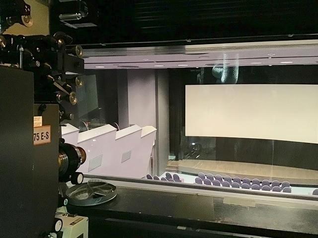 当館2階にある長瀬記念ホール OZU 映写室からの眺め