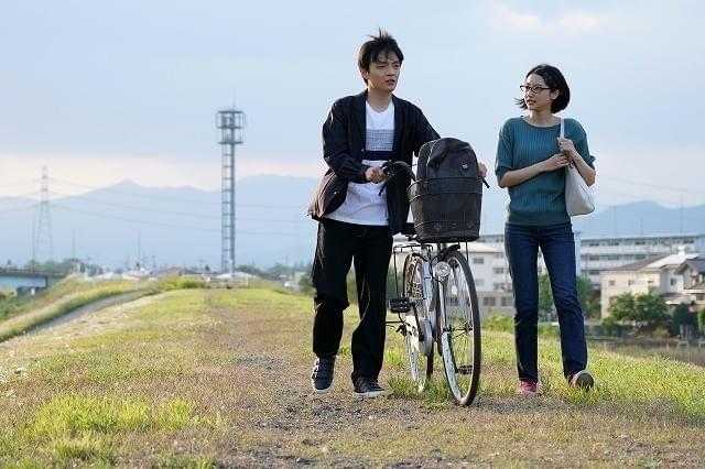 土手を歩く再共演の岡山天音と武田玲奈