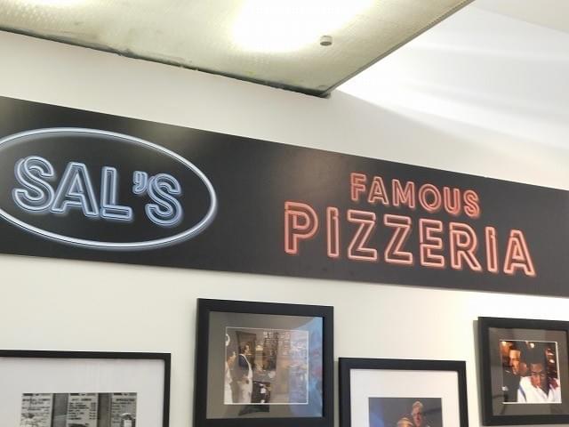 ピザ屋「Sal’s Famous Pizzaria」の看板