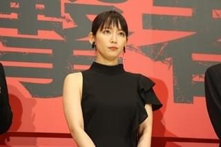 盲目の元警察官役で新境地を開いた吉岡里帆 高杉真宙が嫉妬した盲導犬との再会に大喜び