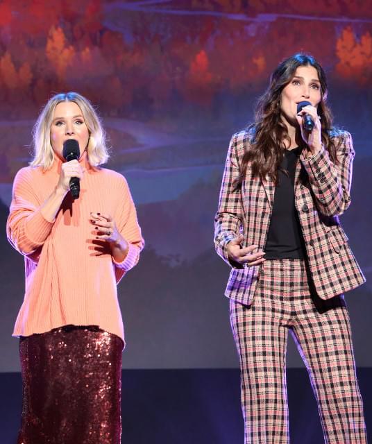 イディナ・メンゼル、クリステン・ベル、 ジョナサン・グロフ、ジョシュ・ギャッドが登場