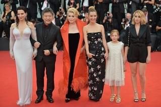 ベネチア国際映画祭、是枝裕和監督作で開幕！ドヌーブ＆ビノシュも手応えの笑顔