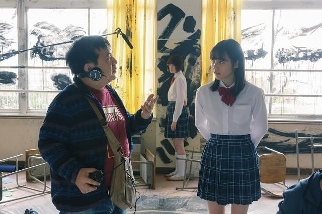 玉城ティナ、カメラが回っていなくても“完全憑依”「惡の華」メイキング写真入手