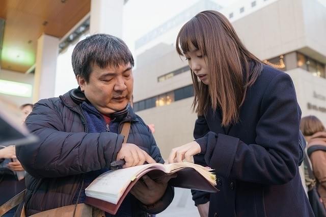 玉城ティナ、カメラが回っていなくても“完全憑依”「惡の華」メイキング写真入手