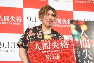 ブレイク中のお笑いコンビEXIT、太宰治は「昭和のチャラ男」