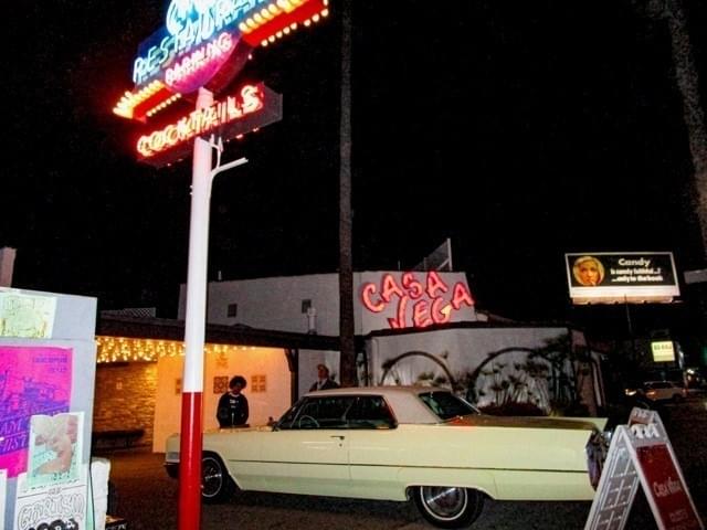 カサ・ベガの前にはリックのクリーム色の キャデラックが