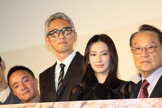 舞台挨拶に立った松重豊、北川景子ら