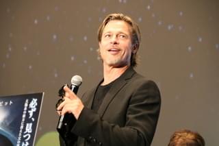 ブラピ、仕事以外での来日を熱望 「アド・アストラ」プレミアで笑顔