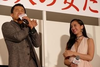 小栗旬、沢尻エリカとの濡れ場は「役者失格」 ムードに飲まれ触れず