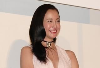 小栗旬、沢尻エリカとの濡れ場は「役者失格」 ムードに飲まれ触れず