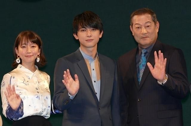 舞台挨拶に立った吉沢亮、吉岡里帆、 松平健