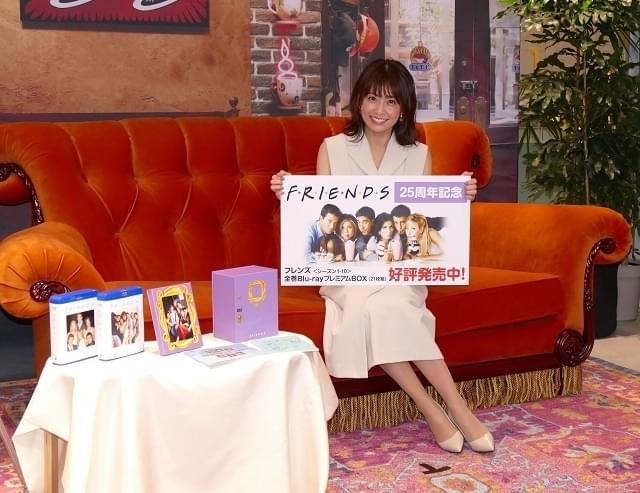 小林麻耶、人気海外ドラマ「フレンズ」名物のカウチに座ってご満悦