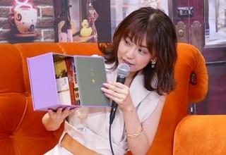 小林麻耶、人気海外ドラマ「フレンズ」名物のカウチに座ってご満悦