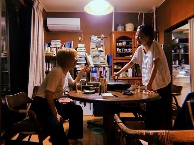 インタビューを行った居間 写真提供：ふくだももこ監督