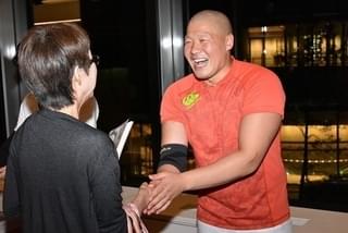 池松壮亮、サラリーマンの聖地・新橋にサプライズ登場！「宮本から君へ」チラシ配り敢行