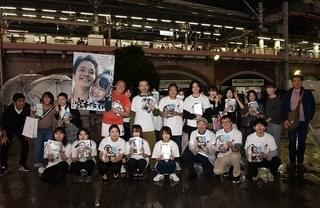 池松壮亮、サラリーマンの聖地・新橋にサプライズ登場！「宮本から君へ」チラシ配り敢行