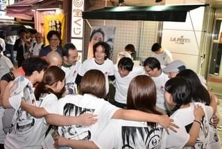 池松壮亮、サラリーマンの聖地・新橋にサプライズ登場！「宮本から君へ」チラシ配り敢行