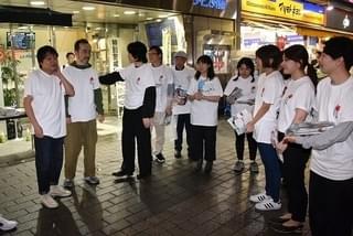 池松壮亮、サラリーマンの聖地・新橋にサプライズ登場！「宮本から君へ」チラシ配り敢行