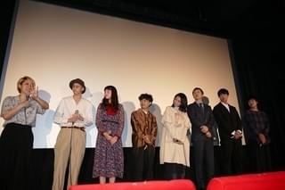 松本穂香とふくだももこ監督、「おいしい家族」初日に感動の抱擁