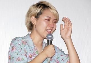 松本穂香とふくだももこ監督、「おいしい家族」初日に感動の抱擁